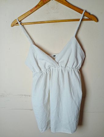 Weißes strukturiertes Spaghetti-Trägerkleid