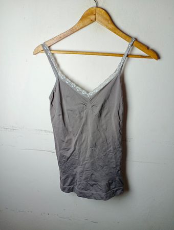 Graue Spitzenbesatz-Cami