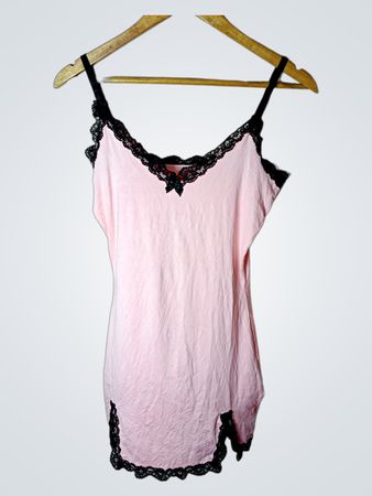 Rosa Camisole mit schwarzer Spitze