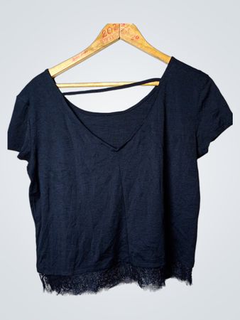 Schwarzes T-Shirt mit Spitzenbesatz