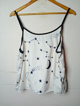 Weißes Top mit himmlischem Druck