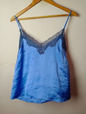 Blaue Satin-Camisole mit Spitzenbesatz