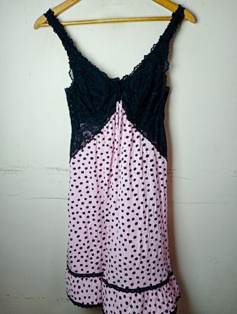 Hunkemöller schwarzes Spitzen- und rosa gepunktetes Nachthemd