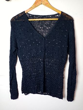 Schwarze gehäkelte V-Ausschnitt Langarmknopf-Cardigan