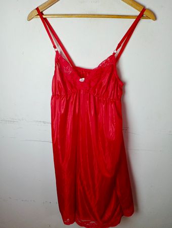Rotes Satin-Glitterkleid mit Spitzenbesatz
