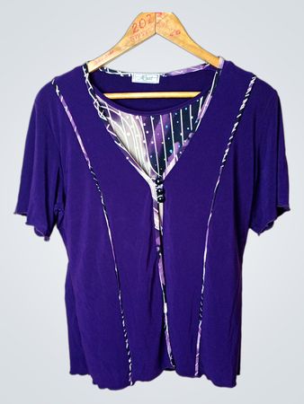 Mustergültige lila Bluse mit dekorativem Ausschnitt