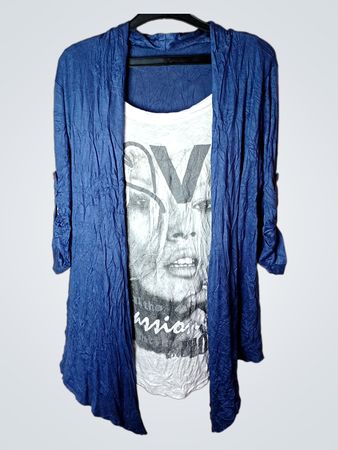 Blauer Cardigan über weißem Print-T-Shirt