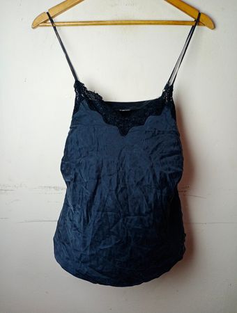 Blaues Cami-Top mit Spitzenbesatz