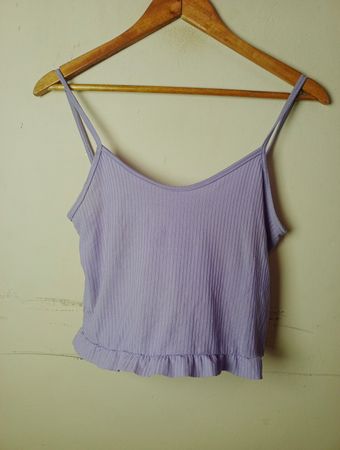 Lila geripptes Crop-Top mit Rüschensaum