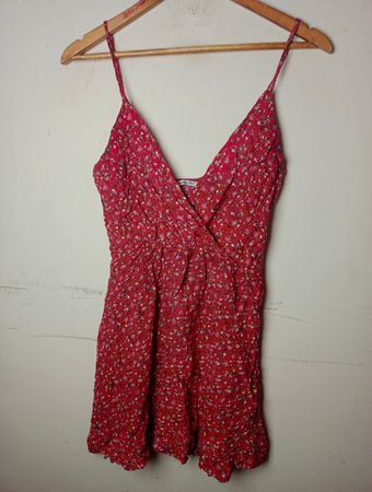 Rotes Blumendruck-Spaghettiträgerkleid