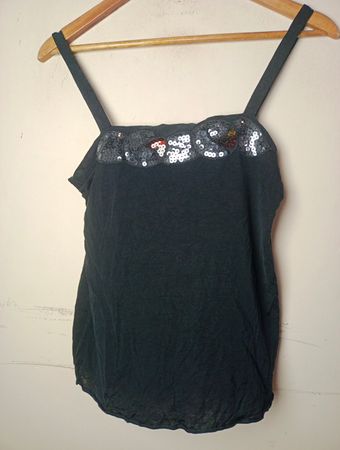 Schwarzes, mit Pailletten besetztes Top