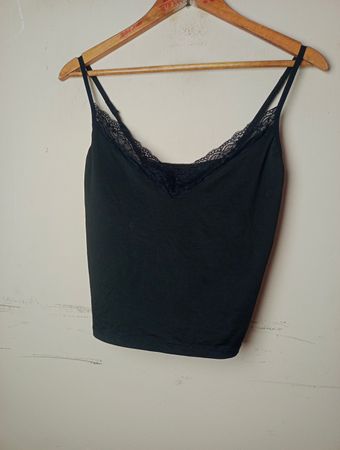 Schwarzes Top mit Spitzenrand