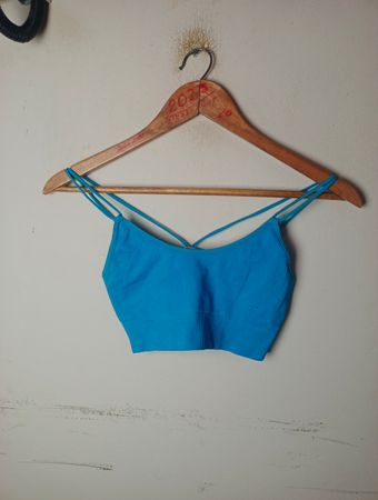Blaues geripptes Croptop mit gekreuzten Trägern