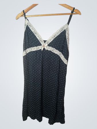 Schwarzes Jumpsuit-Kleid mit Spitzenbesatz und Schleifendetail
