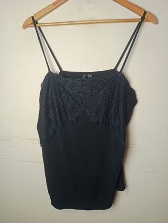 Vero Moda Schwarzes Spitzenbesatz Cami-Top