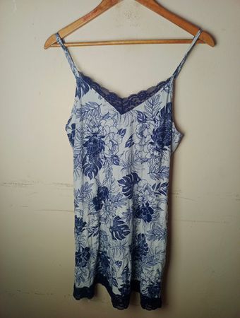 Love to Lounge Blauer Blumenspitzen-Trim Cami Slip Kleid
