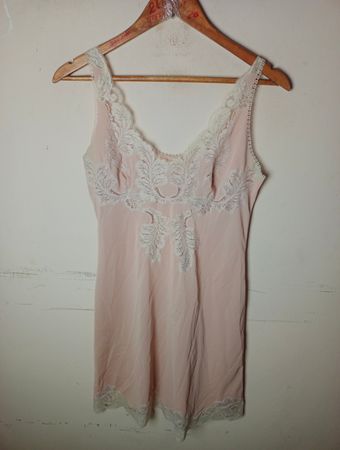Rosa Slip mit Spitzenrand