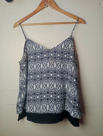 Paper Crane Damen Schwarz-weiß gemusterte Top