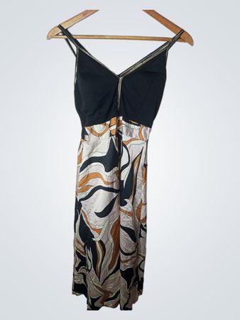 Schwarzes und gemustertes Maxikleid