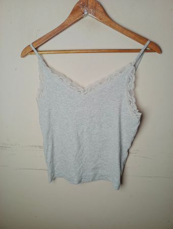 Graues Spitzen-Trim Cami Tanktop