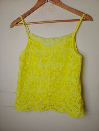 Gelbes Broderie Anglaise Cami Top