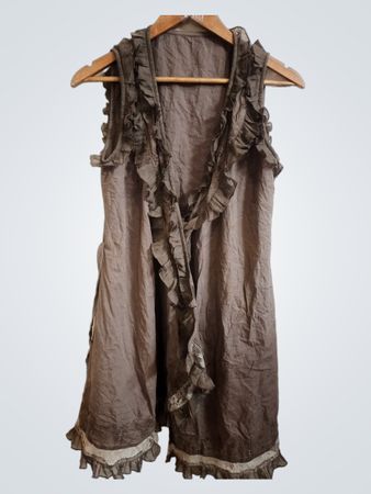 Braunes ärmelloses Kleid mit Rüschen und Spitzenbesatz