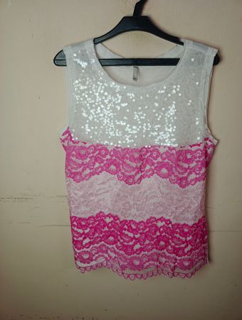 Weißes ärmelloses Top mit pinker Spitze und Pailletten