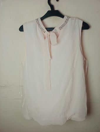 Ärmellose Bluse mit verzierten Ausschnitt
