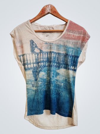 GARCIA JEANS T-Shirt mit "HARBOR I'M LIKE A ADDICT AT THE SEA..." Grafik