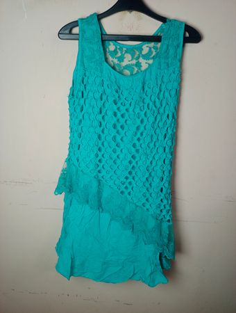 Türkisfarbenes ärmelloses Kleid mit Spitze und Ausschnittdetails