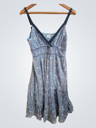 Blaues blumiges Sommerkleid