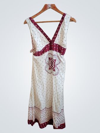 Weißes und kastanienbraunes gepunktetes Maxikleid