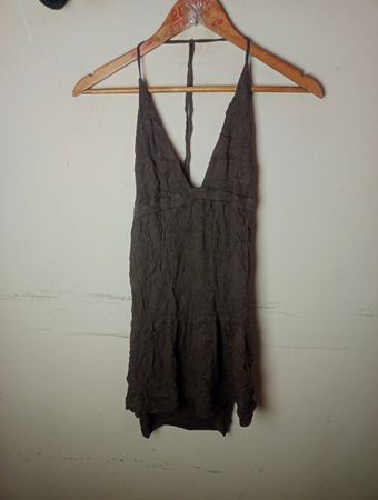 Braunes, zerknittertes Halterkleid