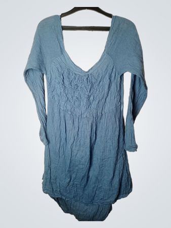 Blaues strukturiertes Langarmkleid