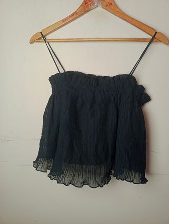 NA-KD Schwarzes Crinkle Cami-Top