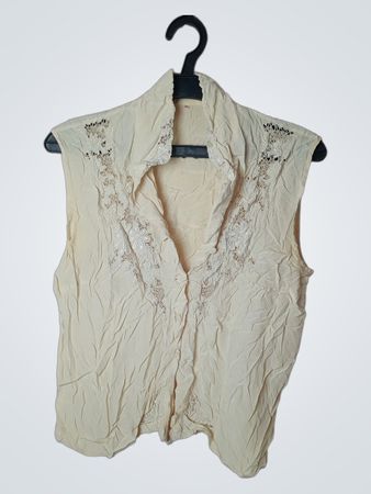 Cremfarbene ärmellose Bluse mit Spitzen_detail