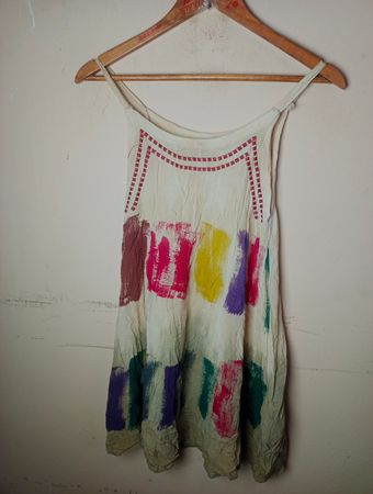 Cremekleid mit buntem Pinselstrichmuster