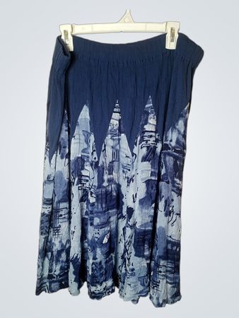 Blauer Rock mit abstraktem Druck