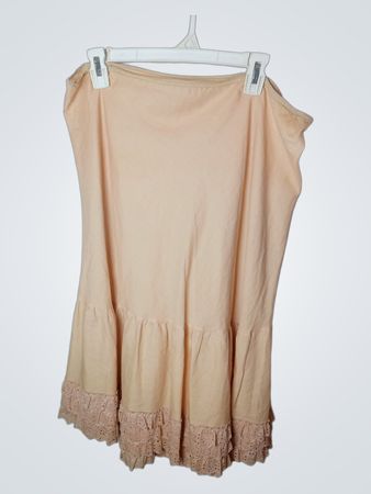 Pfirsich Slip mit Spitzenbesatz