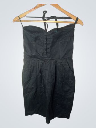 Schwarzes trägerloses Kleid mit Neckholder