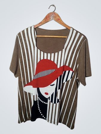 Braunes T-Shirt mit grafischem Druck einer Frau, die einen roten Hut trägt.