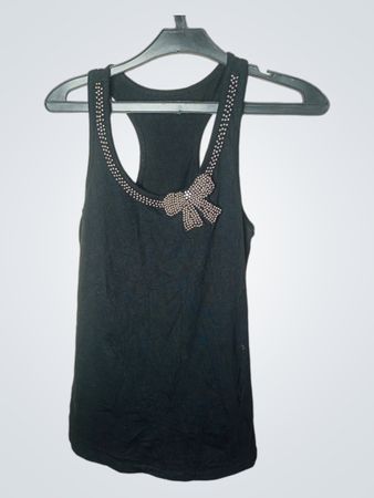 Schwarzes Tanktop mit Perlenhals und Schleife