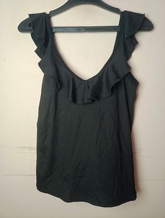 Schwarzes geripptes Volant-Tanktop