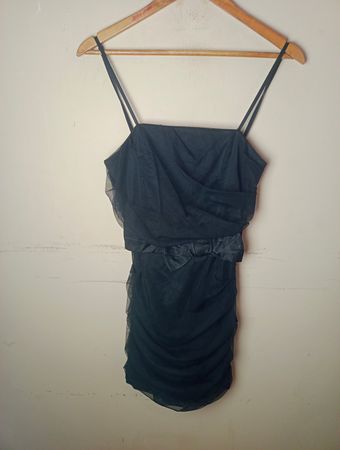 Schwarzes gerafftes Tüllkleid mit Schleifendetail