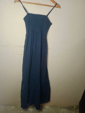 Marineblaues Smocked-Maxikleid mit Banddetail