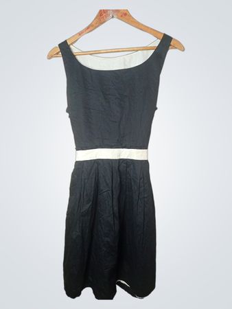 Schwarzes ärmelloses Kleid mit weißem Gürtel und floralem Cut-out Saum