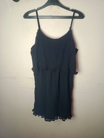NA-KD Schwarzes Rüschenspaghettiträgerkleid
