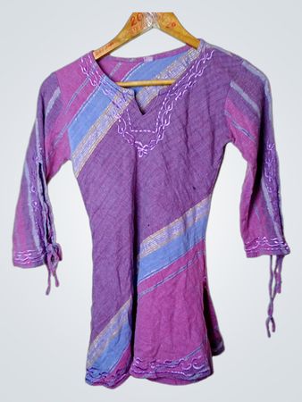 Lila und blaue gestreifte Tunika mit Bestickung