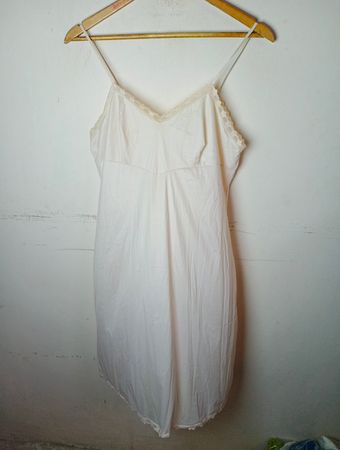 Weißes Cami-Kleid mit Spitzenbesatz
