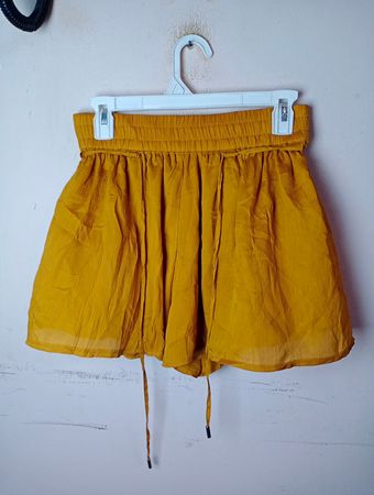 Bershka Gelbe Shorts